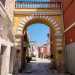 Proseguendo in via Santa Maria del Principio si oltrepassa un altro arco che riprende l'estetica di quello principale, con l'aggiunta per di una balaustra superiore decorativa